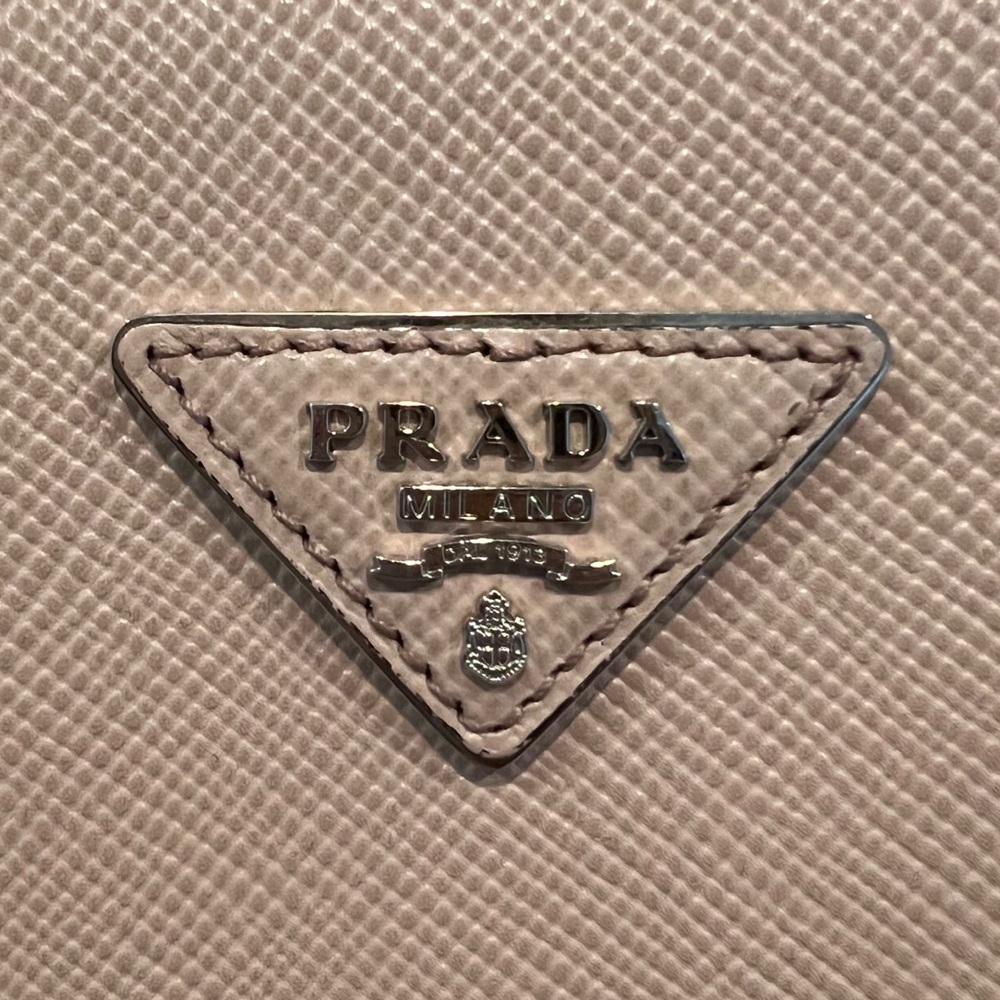 Prada - Picture 6 of 6